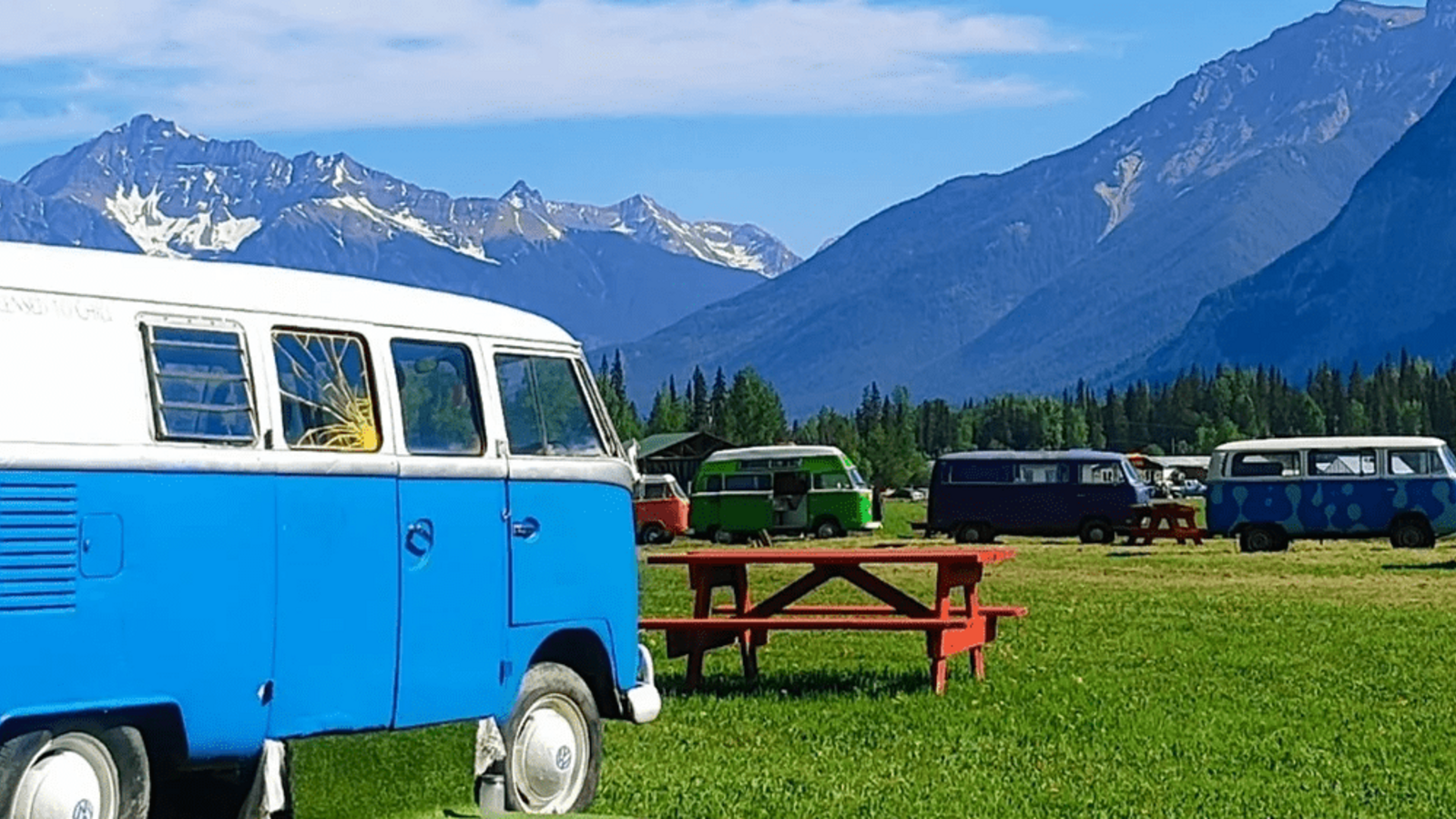 Camping in the Woods Wohnmobil mit Bergblick